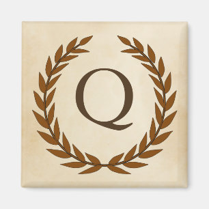 Aimant Wreath Laurel sur le monogramme de parchemin Q ini