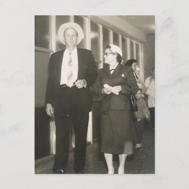 AIRPORT COUPLE #22 POSTCARD (Front)