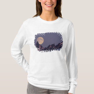 Alaska, Chugach Mountains Full moon rises T-Shirt