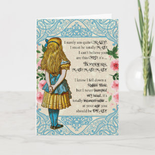 Alice au-dessus de la carte d'anniversaire de la c