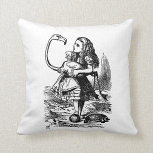 Alice avec le coussin de Flamant rose