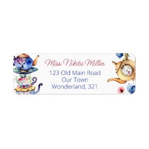 Alice dans l'adresse de la fête du thé au pays des
