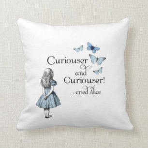 Alice dans un coussin plus curieux de papillons du