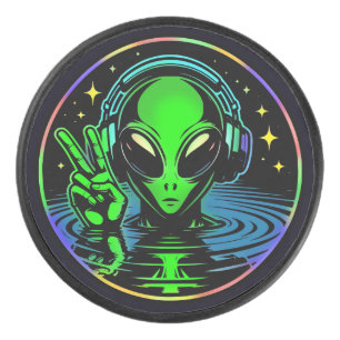 Alien avec casque qui fait un signe de paix