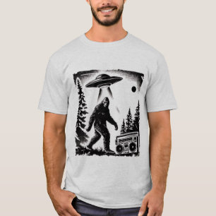 Alien Encounter with Bigfoot   T-Shirt