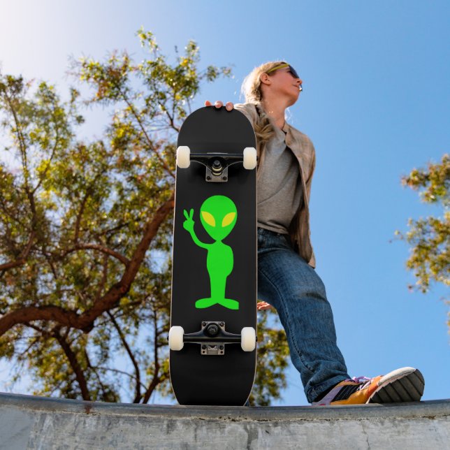 ALIEN LITTLE GREEN MAN SKATEBOARD (Outdoor 1)