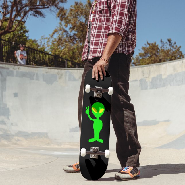 ALIEN PEACE SIGN VINTAGE SKATEBOARD (Outdoor 2)