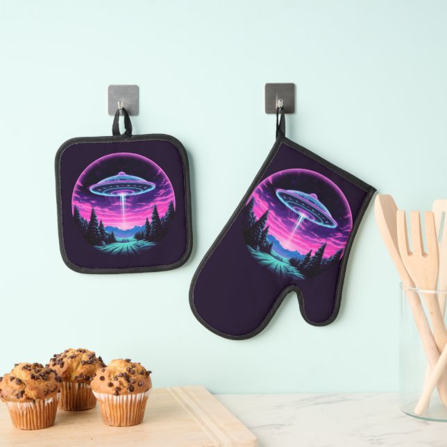 Alien Spaceship Retro Futuristic Oven Mitt & Pot Holder Set (Insitu(Hanging))