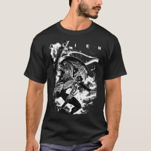 Aliens Iconic Epic Xenomorph In The Dark Big Chest T-Shirt