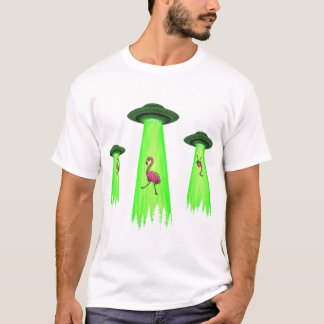 Aliens steal pink flamingos at night it is UFO fun T-Shirt