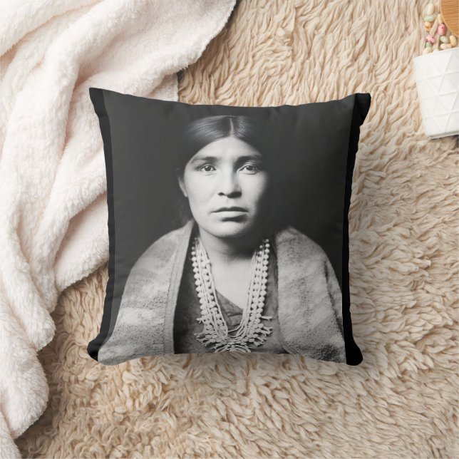 AMERICAN INDIAN WOMAN NATIVE PILLOWS (Blanket)