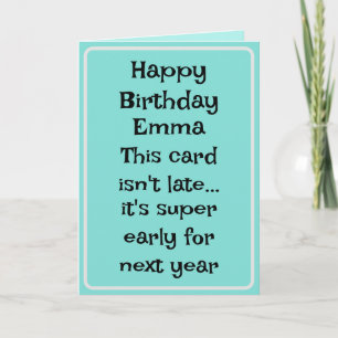 Ami amusant avec une carte d'anniversaire tardive