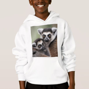 **"Amour de la mère : Mummy and Baby Lemur Cuddlin