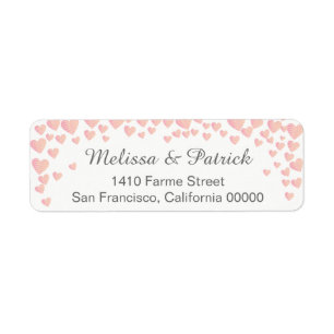amour rose en chute confetti sur mariage blanc