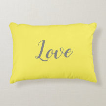 "Amour" sur un Coussin à Accent Jaune