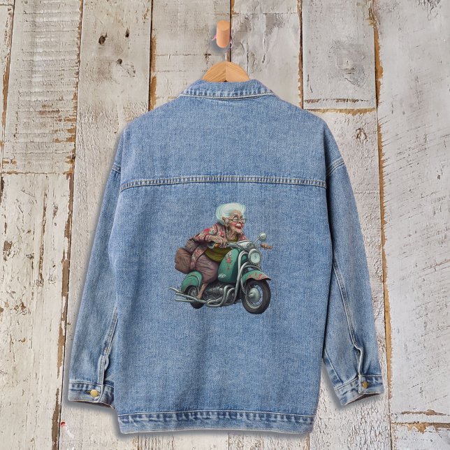 Amusante grand-mère sur la moto (Créateur téléchargé)