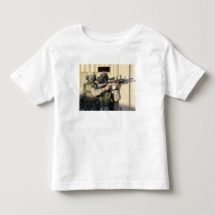 An infantry scout aims his weapon toddler t-shirt