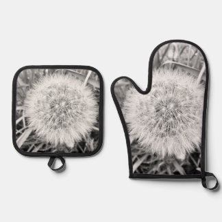 An Oven Mitt & Pot Holder Set