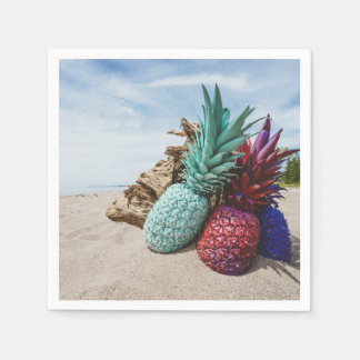 Ananas coloré sur une serviette en papier de plage