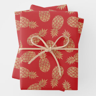 Ananas d'or sur feuilles de papier d'emballage rou