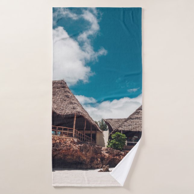 Ancien bungalow tropical en bois sur la plage, un (Serviette de bain)