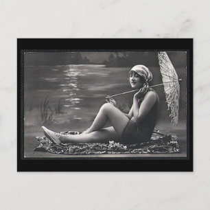 Ancienne carte postale - Fille au bord d'une riviè