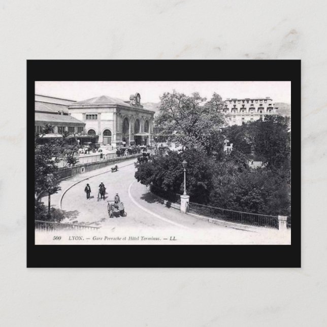 Ancienne carte postale - Lyon, Gare Perrache (Devant)