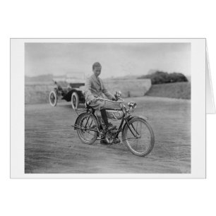 Ancienne motocyclette avec projecteur de lanterne