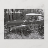 Ancienne voiture abandonnée dans une carte postale