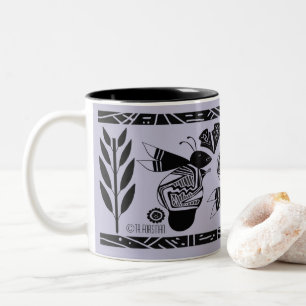 Anciennes abeilles et fleurs sur mug violet