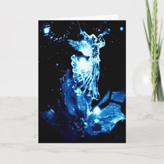 Angel en bleu sur carte noire de Noël