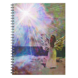 Angel regarde vers le Carnet du Heaven Heart Journ