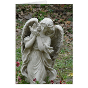 Angel tenant une statue de colombe