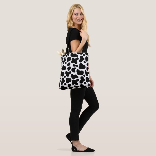 Animal print tote bag (On Model)