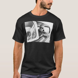 Anthony Bourdain dans sa voiture T-shirt classique