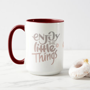 Appréciez la petite tasse de choses