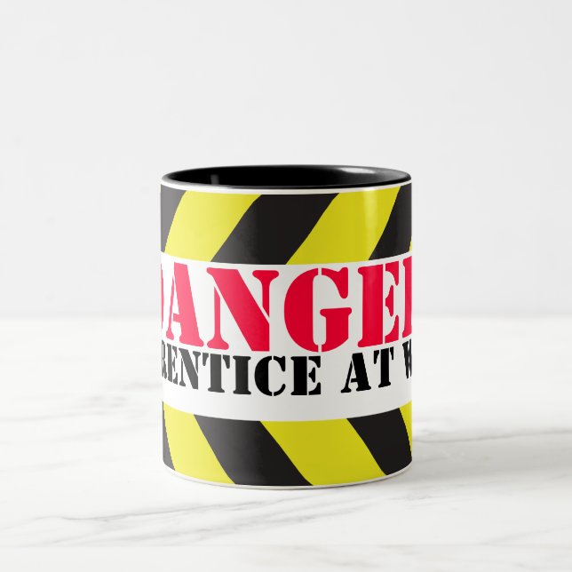 Apprenti de danger à la tasse de travailleurs de (Centre)