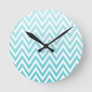 Aqua bleu ombre chevron zigzag rayures horloge
