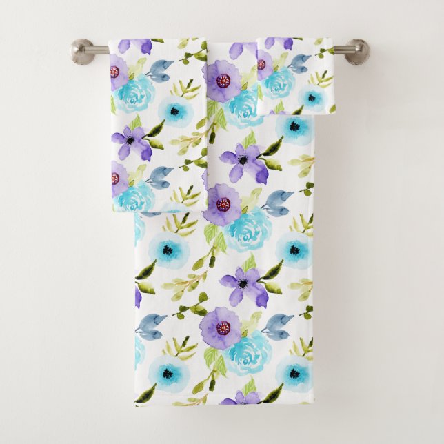 Aquarelle bleu violet Floral Serviette de bain (En situation)