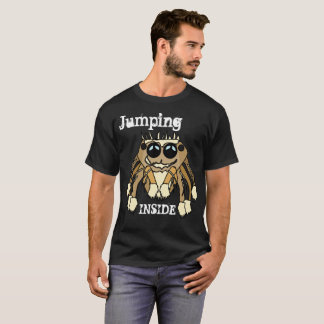 Araignée sautante sautant à l'intérieur du T-shirt