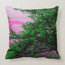 Arbre vert et coussin rose de jet de ciel