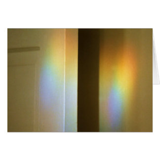 Arcs-en-ciel de prisme sur la porte et le mur