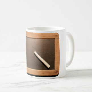 Ardoise vintage d'école d'Ardoise avec la tasse de