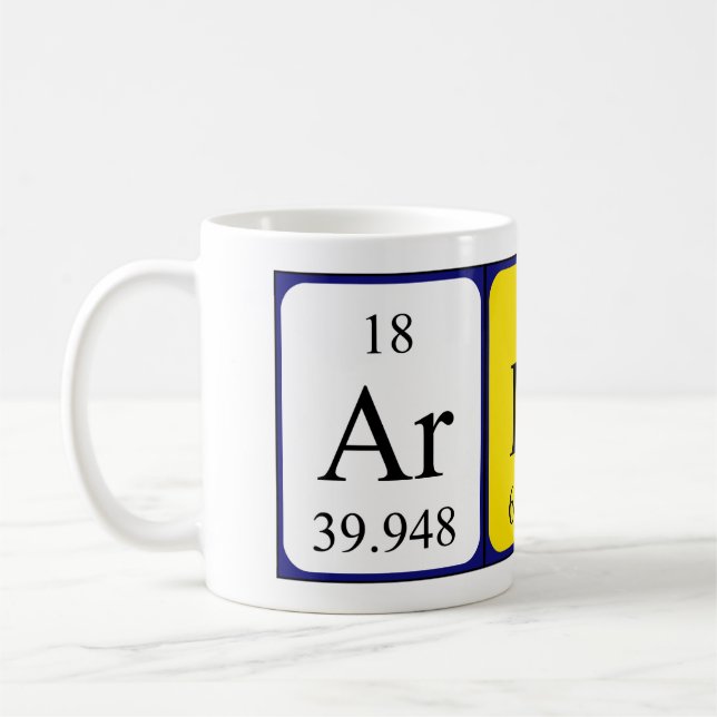 Arlind'une tasse de nom de table périodique (Gauche)