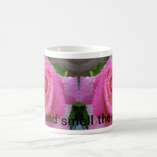 Arrêtez et sentez la tasse de roses