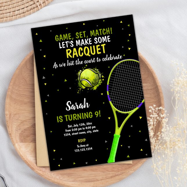 Arrière - plan noir Tennis Invitations Anniversair (Black Background Tennis Birthday Invitations)