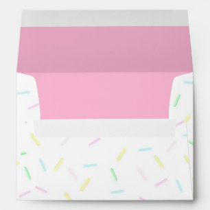 Arroser de crème glacée rose dans les enveloppes d