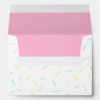Arroser de crème glacée rose dans les enveloppes d