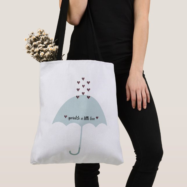 Arrosez le rose d'amour et le sac fourre-tout bleu (De près)