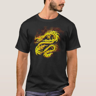 Art d'or brûlant de dragon sur le T-shirt noir